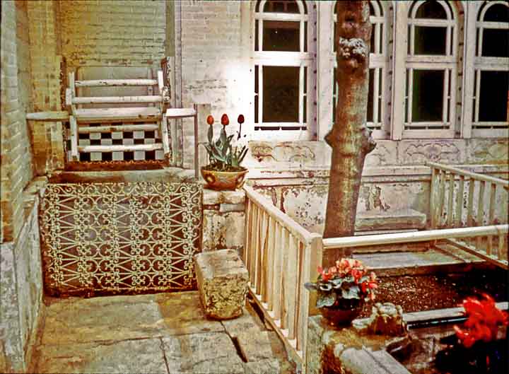 Файл:House of the Bab in Shiraz, before demolition 14.jpg